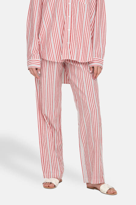 Rode broek van ONLY® met witte strepen, gedragen met een gestreepte blouse en witte sandalen.
