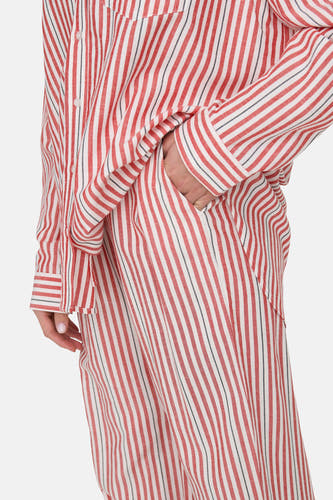 Rode broek van ONLY met een gestreept patroon en een hand in de zak.
