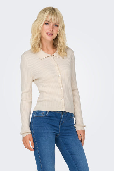 Ecru trui van ONLY®, geknoopt, met lange mouwen, gedragen met een jeans.
