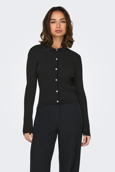 Pull noir ONLY, avec des manches longues et une fermeture à boutons, associé à un pantalon noir et des chaussures noires.