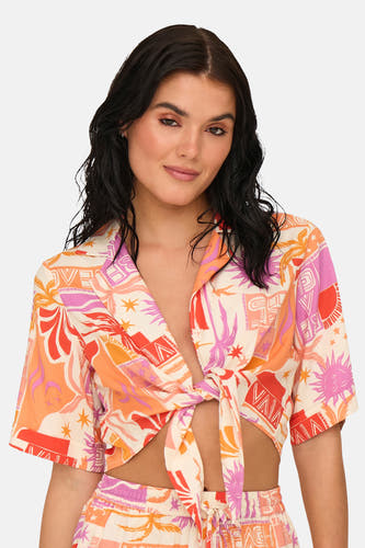 Multikleurige blouse met korte mouwen van ONLY, met een knoopdetail en een opvallend tropisch patroon.