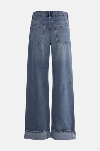 Blauwe wide jeans van ONLY, met opgerolde pijpen, achterkant.
