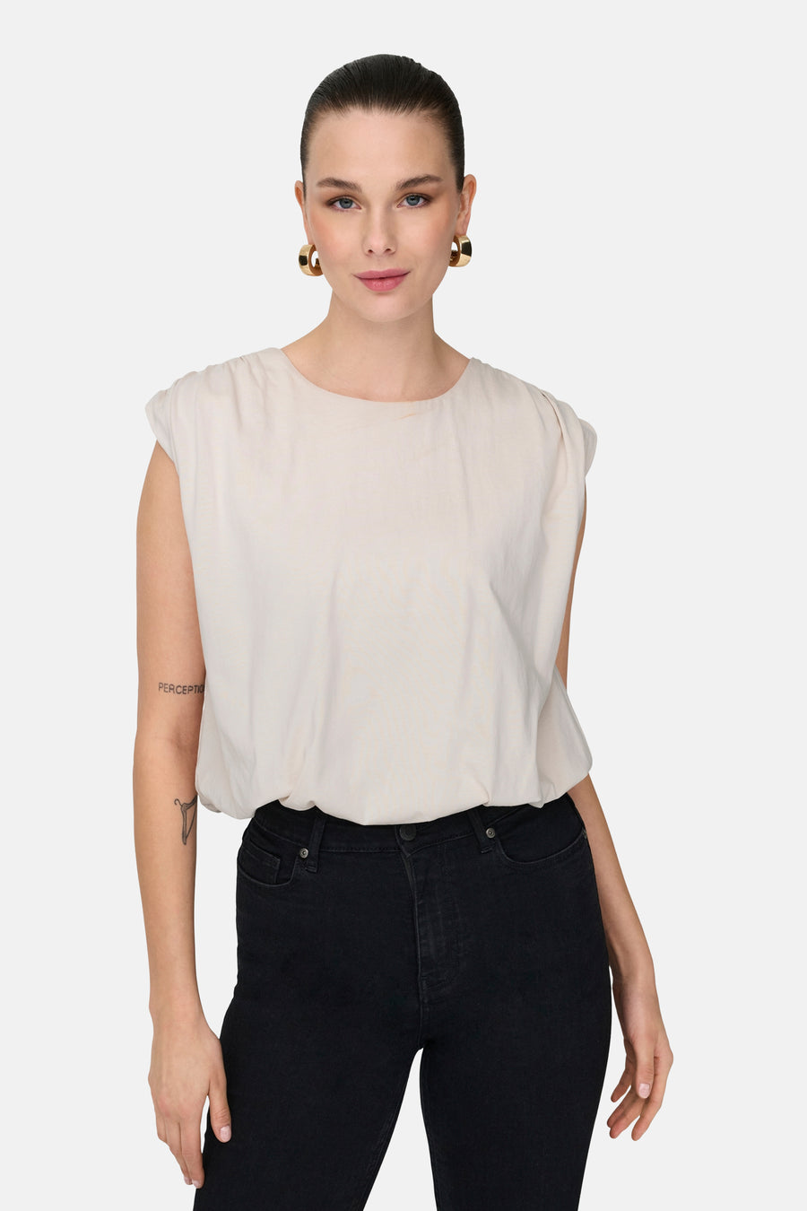 Witte top van JDY met ronde hals en zwarte jeans.
