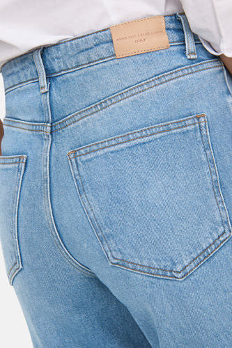 Lichtblauwe wijde jeans van ONLY, close-up van de achterkant met zakken en leren merklabel.

