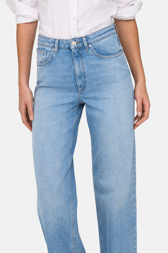 Wijd uitlopende lichtblauwe denim jeans van ONLY, met een witte blouse.
