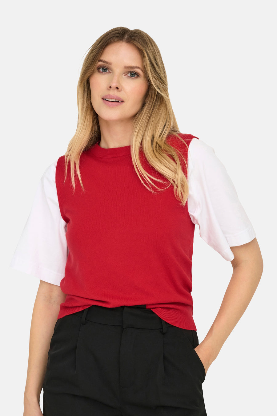 Rode debardeur van ONLY®, gecombineerd met een wit shirt en zwarte broek.