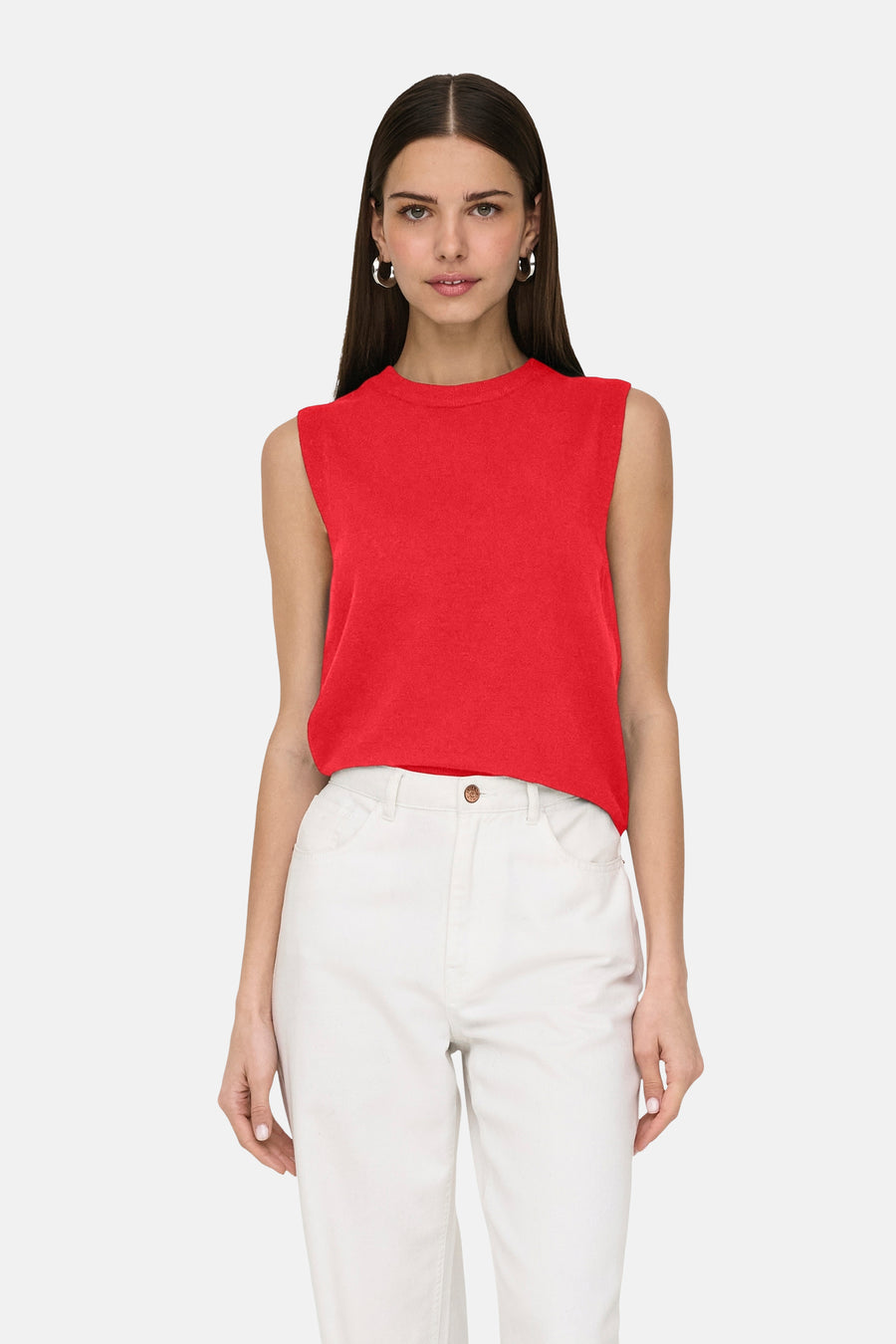 Rode tanktop van ONLY, gedragen met een witte broek en zilveren oorringen.