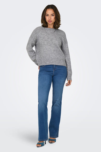 Sweat-shirt gris à col rond de ONLY®, coupe décontractée, associé à des jeans bleus et des baskets.