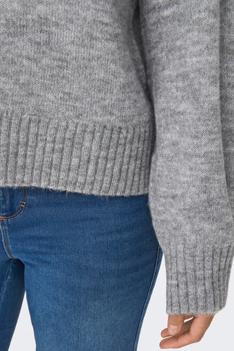 Grijze trui met ronde hals van ONLY, met ribgebreide details en te zien met een blauwe jeans.
