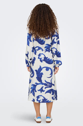 Robe bleue à longues manches de JDY, avec un motif floral sur un fond blanc.