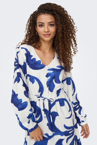 Robe bleue à longues manches de JDY, avec un fond blanc et un motif de feuille bleue.