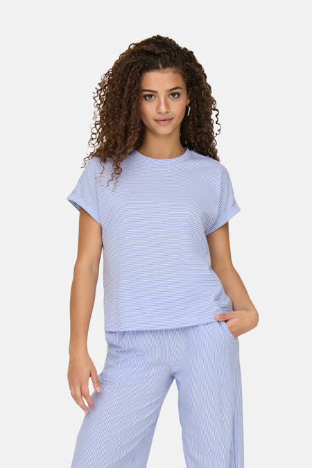 Blauw gestreept T-shirt met korte mouwen van JDY, met opgerolde mouwen en een relaxte pasvorm.