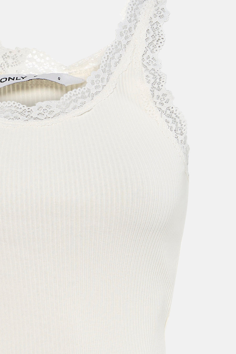 Witte geribde top van ONLY® met kanten afwerking en label.