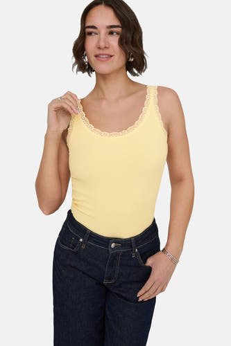Haut côtelé jaune de ONLY® avec finition en dentelle le long de l'encolure et des bretelles, porté avec un jean bleu foncé.
