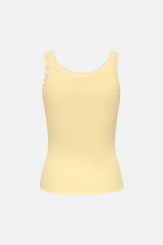 Haut jaune ONLY® à côtes, détails en dentelle au col et ourlets festonnés.