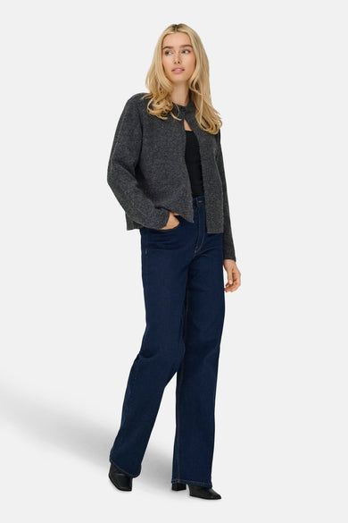 Grijs vest van ONLY, gedragen over een zwarte top met donkere jeans en zwarte schoenen.
