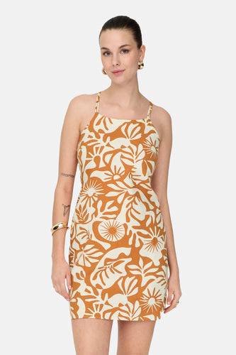 Mouloze oranje jurk van ONLY, met een wit botanisch patroon en gouden sieraden.
