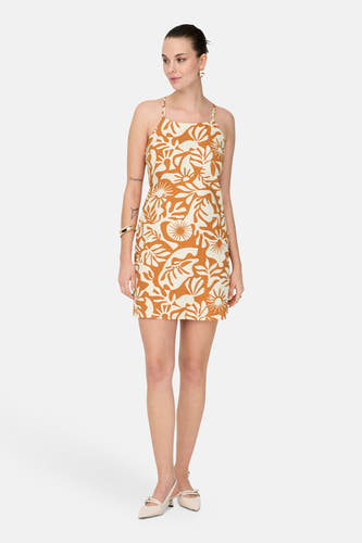 Mouwloze oranje jurk van ONLY, met een wit bloemenpatroon.