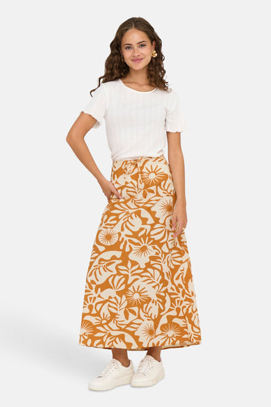 Longue manche orange ONLY®, avec une imprimé de fleurs joyeuses et associée à un t-shirt blanc et des baskets.