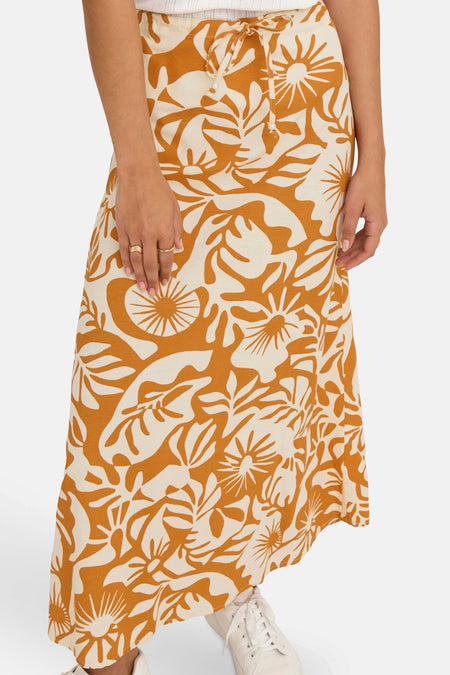 Longue manche orange ONLY, avec un motif floral et une ceinture avec détail de ruban.
