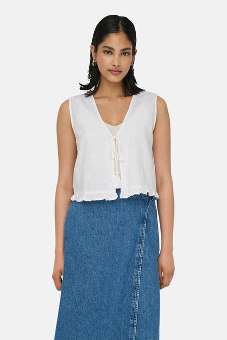 Blouse sans manches ONLY® de couleur blanche, avec des détails brodés et une fermeture éclair.