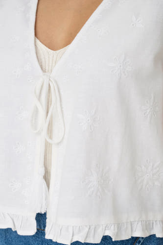 Witte mouwloze blouse van ONLY, met geborduurde bloemenpatronen en ruches aan de zoom.