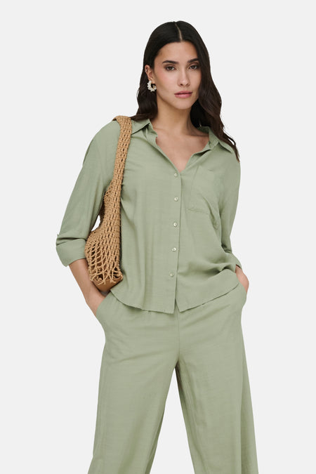 Chemise verte texturée à manches longues de JDY, manches retroussées, assortie à un pantalon assorti.