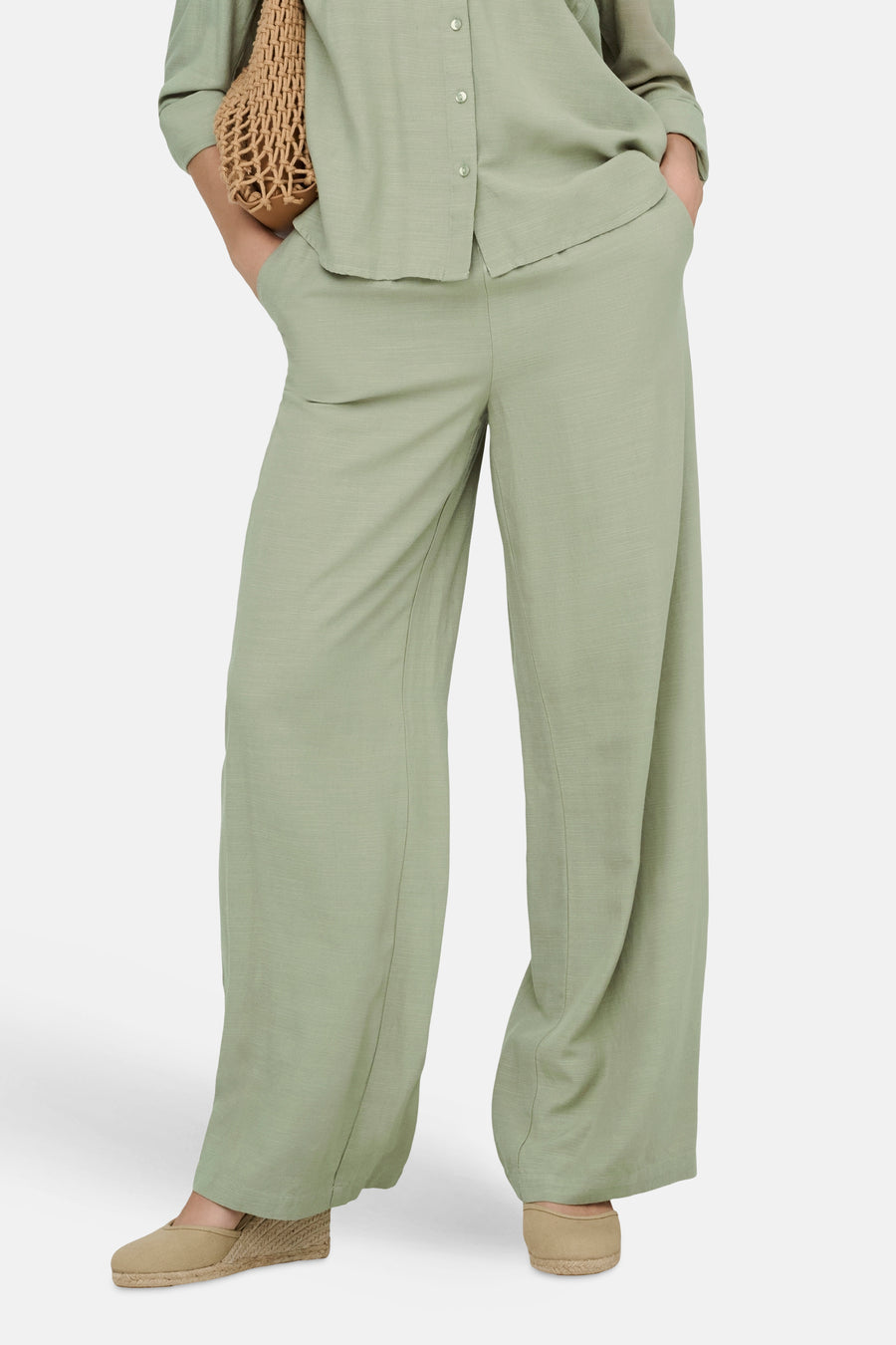 Pantalon vert de JDY, avec jambes larges et une coupe décontractée.