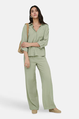 Groene broek van JDY, met wijde pijpen en een casual pasvorm.