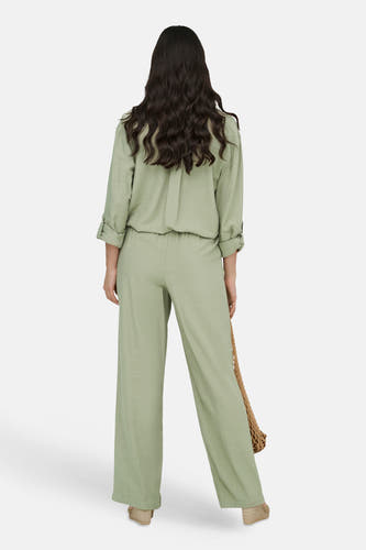 Pantalon vert de JDY, avec jambes larges et un sac assorti.
