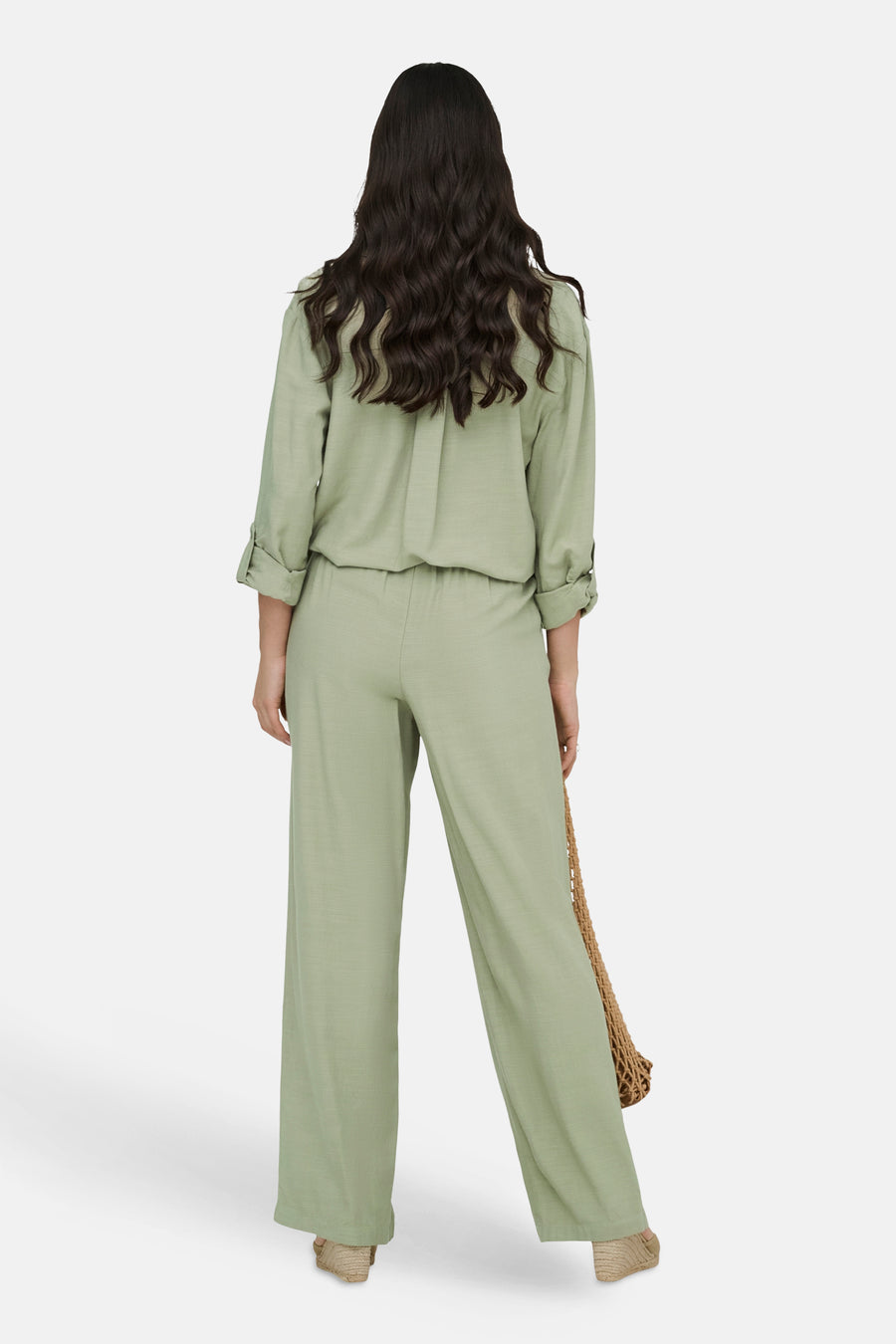 Pantalon vert de JDY, avec jambes larges et un sac assorti.