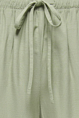 Pantalon vert JDY, avec un cordon de serrage et des plis subtils autour de la ceinture.