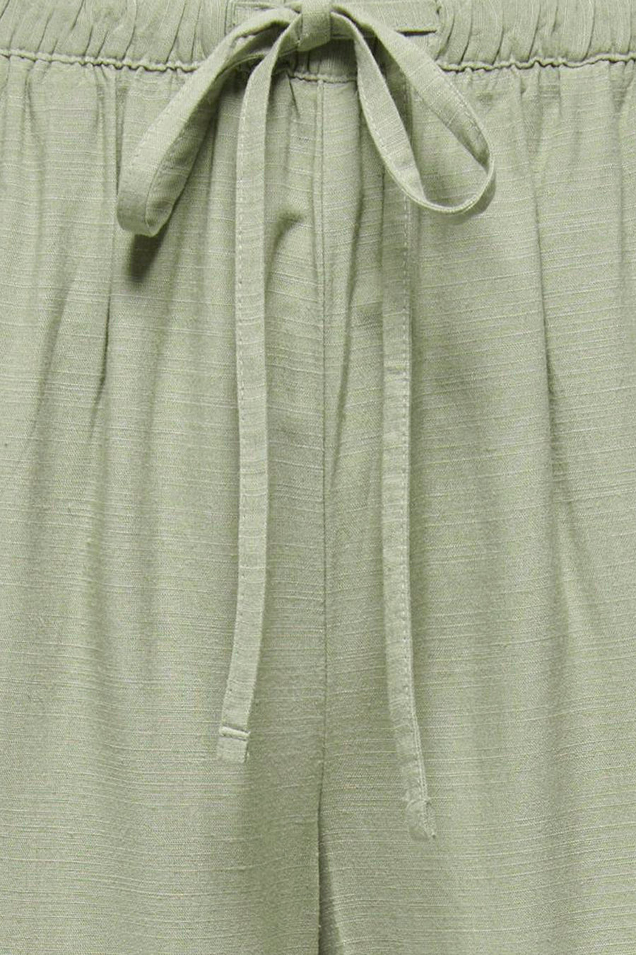 Pantalon vert JDY, avec un cordon de serrage et des plis subtils autour de la ceinture.