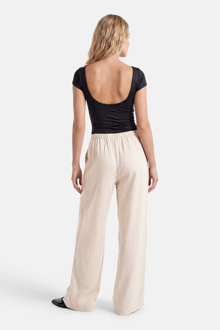 Ecru broek van JDY met een elastische taille en wijde pijpen, gemaakt van lichte geweven stof, van achteren gezien.