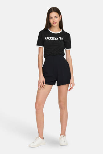 T-shirt noir à manches courtes de ONLY®, avec des bordures blanches et le texte 'SOHO 28' en blanc.