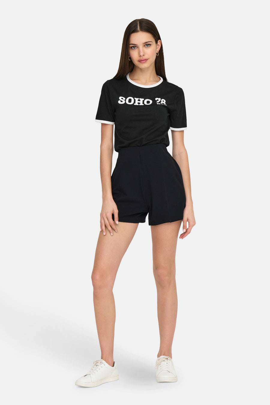 T-shirt noir à manches courtes de ONLY®, avec des bordures blanches et le texte 'SOHO 28' en blanc.