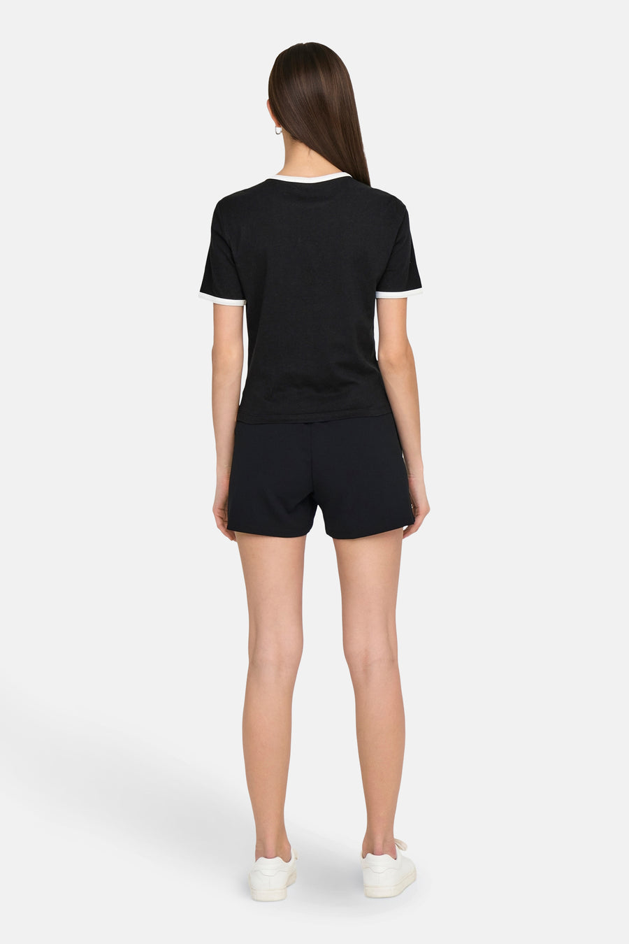 T-shirt noir à manches courtes d'ONLY®, vu de derrière, avec des bordures blanches.