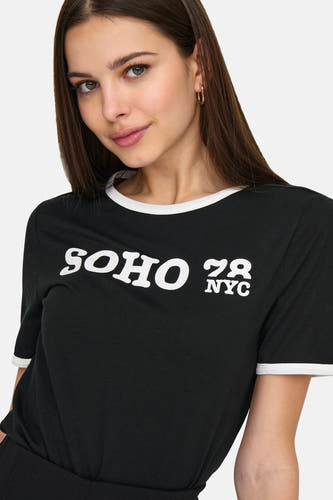 T-shirt noir à manches courtes de ONLY, avec une patte blanche le long du col et des manches, et un imprimé.