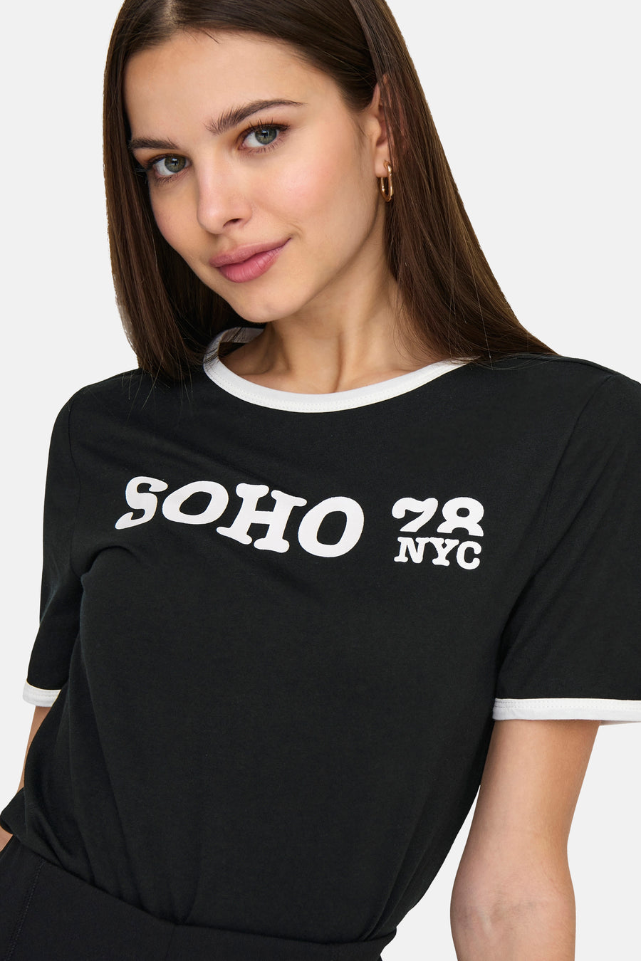 T-shirt noir à manches courtes de ONLY, avec une patte blanche le long du col et des manches, et un imprimé.