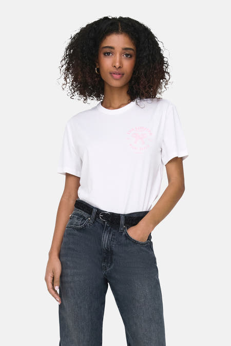 Wit T-shirt met korte mouwen van ONLY, met roze "Lobster Club Miami Beach"-print. Gedragen met donkere jeans en riem.