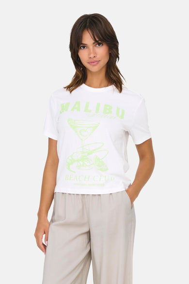 Wit T-shirt met korte mouwen van ONLY, met lichtgroene "Malibu Beach Club" print en een cocktailglas illustratie.