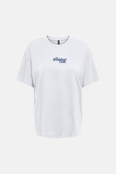 T-shirt blanc ONLY, avec un imprimé bleu d'ingrédients de petit-déjeuner au dos.