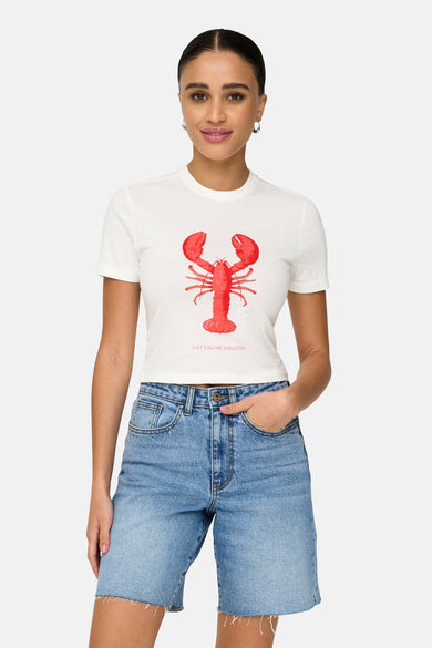 T-shirt blanc à manches courtes de ONLY, avec imprimé crabe rouge et porté avec des shorts en denim.