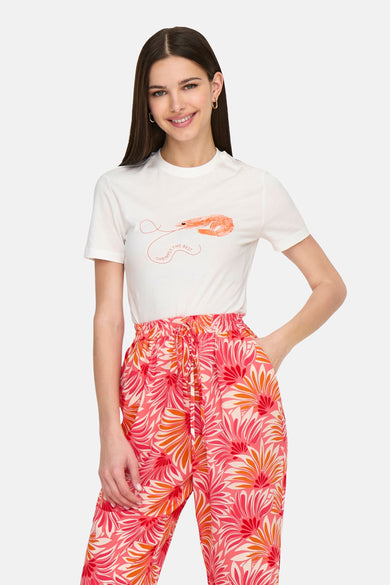 T-shirt blanc à manches courtes de ONLY®, avec un imprim d d'une crevette et de rose, ou short orange à fleurs.