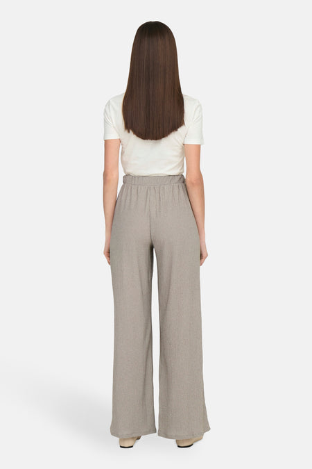 Pantalon beige de ONLY, avec une large ce et une taille haute.