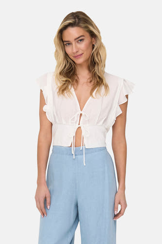 Witte top zonder mouwen van ONLY®, met ruches en een knoopdetail, gedragen met een blauwe broek.
