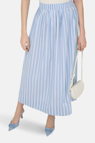Blauwe rok van JDY, met krijtstreep en details van een witte handtas en blauwe schoenen.