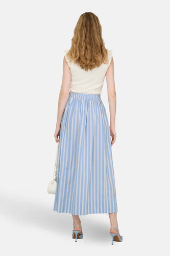 Blauwe rok van JDY, met verticale strepen en gecombineerd met een witte top en hakken.
