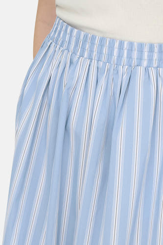 Blauwe rok van JDY met witte en zwarte strepen, elastische tailleband en geplooid ontwerp.