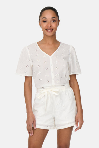 Blouse blanche à manches courtes de JDY, avec broderie de fleurs et fermeture à boutons.